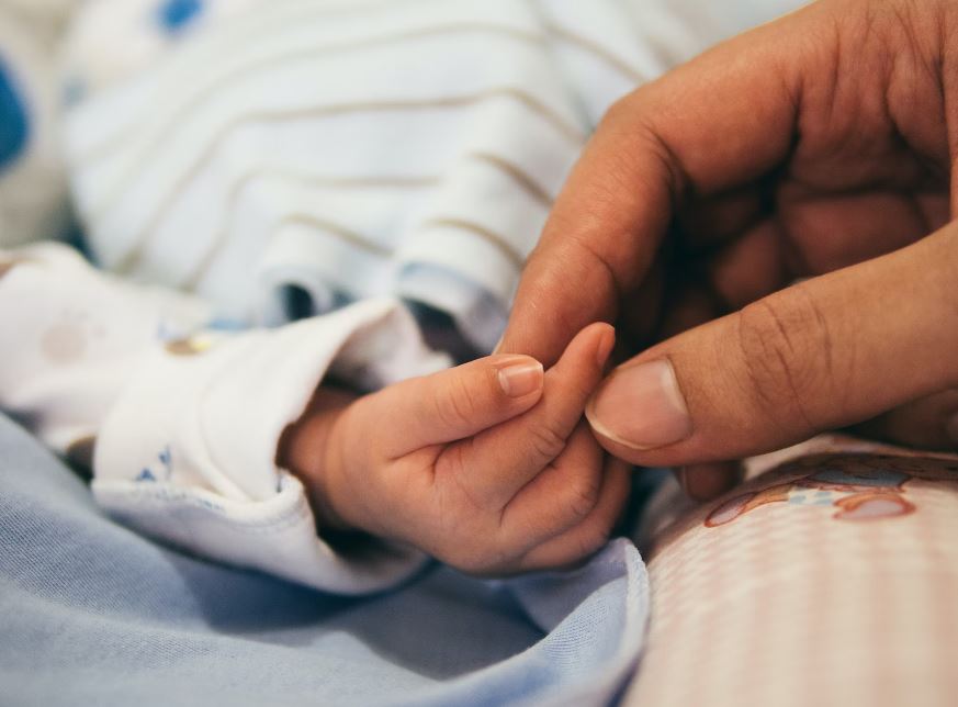 신생아 아기 감각 보고 듣고 느낄 수 있습니다