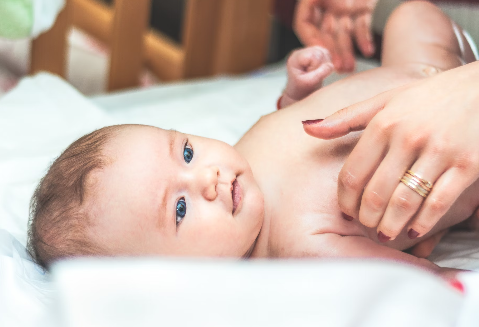 아기 눈꼽 끼는 이유 해결 방법