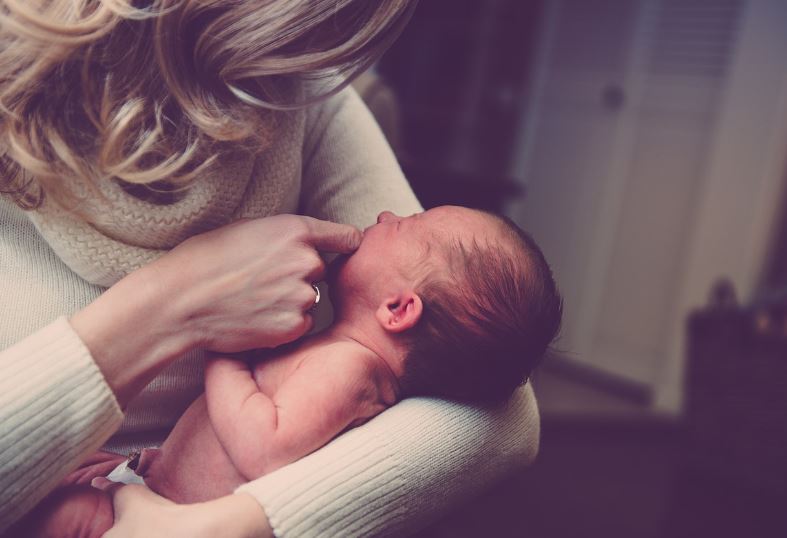 아기 수유 후 트림 중요한 이유 시키는 방법