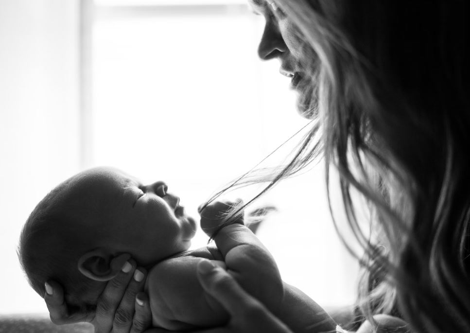 아기를 많이 안아주었을 때 적게 안아 주었을 때 비교해보겠습니다