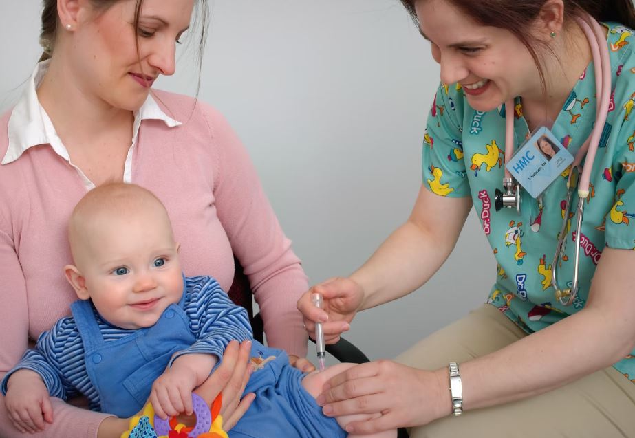 아기 예방 접종 후 열날 때 원인 조치 방법