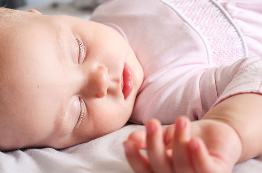 자다가 놀라는 아기 원인과 해결 방법