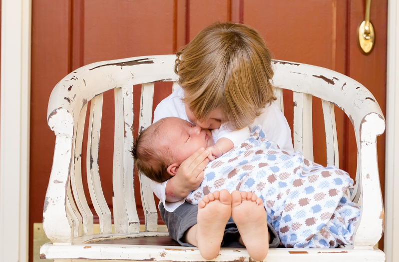 깜짝 깜짝 잘 놀라는 아기 이유는