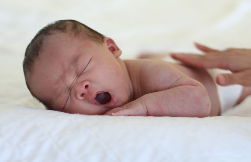 신생아 울 때 눈물이 나오지 않는 이유