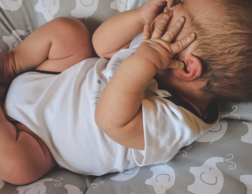 악쓰며 이유 없이 계속 우는 아기 달래는 법
